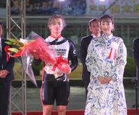 　優勝して花束を手にする山口拳矢。右は筧美和子（撮影・堀内翔）