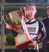 　優勝カップを手にする山口拳矢（撮影・堀内翔）