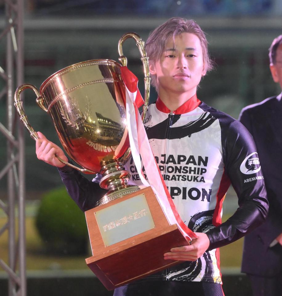 　優勝カップを手にする山口拳矢（撮影・堀内翔）