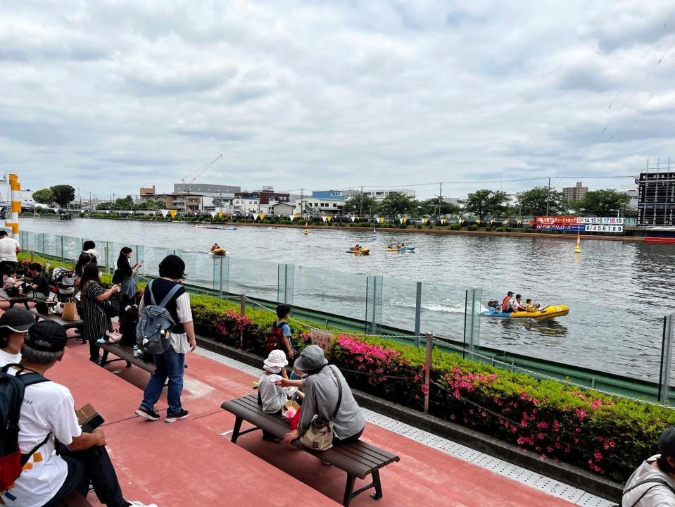 　水面で行われたペアボート