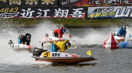 　１２レースの１周２Ｍを先頭で通過する浜野谷憲吾（５）