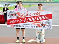 　パールカップを制して吉田沙保里さん（右）に祝福される児玉碧衣