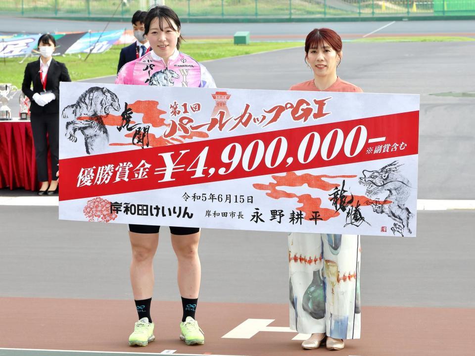 　パールカップを制して吉田沙保里さん（右）に祝福される児玉碧衣