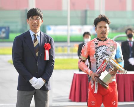 　優勝カップを手に矢野燿大前阪神監督（左）と写真に納まる古性優作（撮影・北村雅宏）