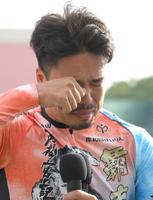 　決勝を制した古性優作はインタビュー中、涙を拭う（撮影・北村雅宏）