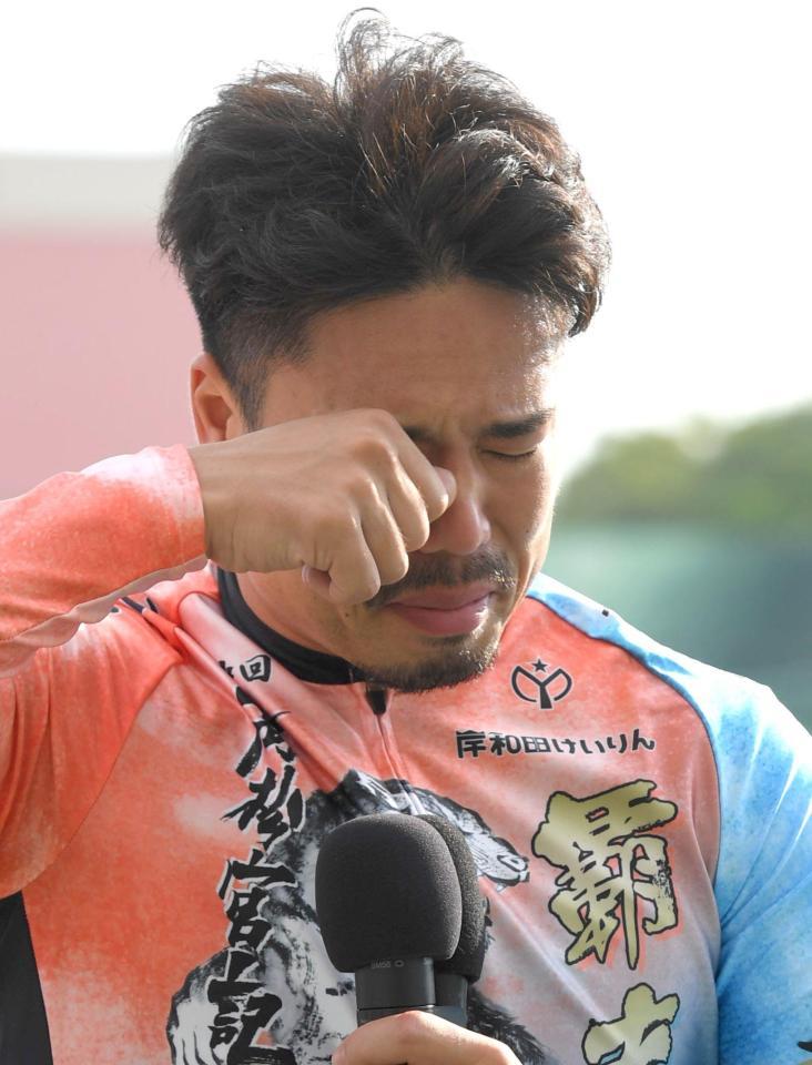　決勝を制した古性優作はインタビュー中、涙を拭う（撮影・北村雅宏）