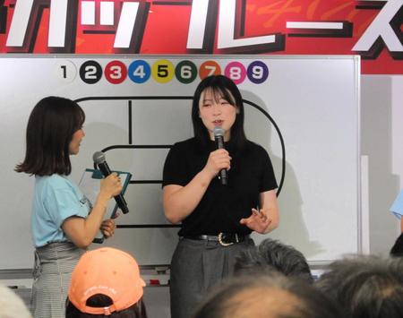 地元ファンの前で優勝を報告した児玉碧衣（右）