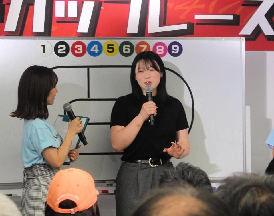 地元ファンの前で優勝を報告した児玉碧衣（右）