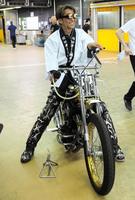 　７Ｒを快勝しコミカルな姿でウイニングランに臨む森且行