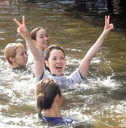 　通算１０００勝の水神祭で笑顔を見せる平山智加（中央）