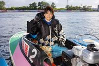 　第３７回レディースチャンピオンで優勝し、ポーズをとる遠藤エミ