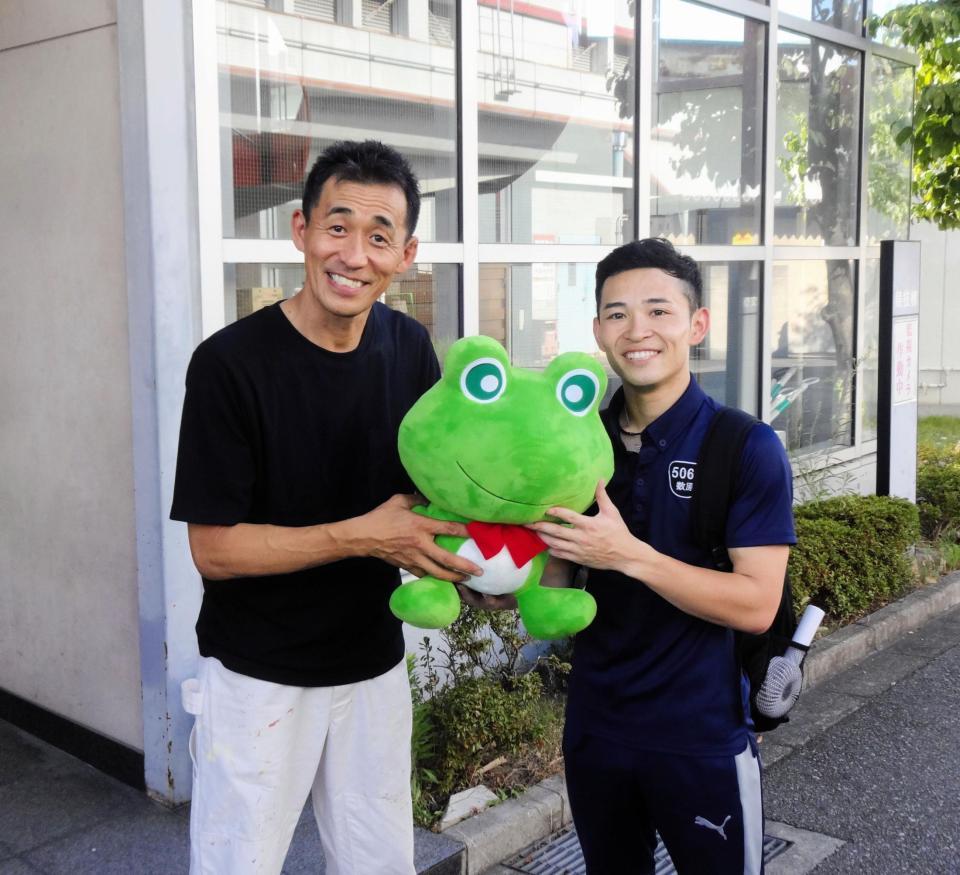 ２１年ぶりの再会を果たした石田靖（左）と数原魁