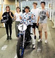 　大会２連覇で１３回目のＳＧを制した青山周平（中央）と選手仲間たち