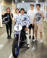 　大会２連覇で１３回目のＳＧを制した青山周平（中央）と選手仲間たち