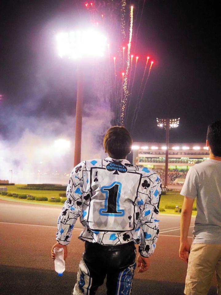 　レース後、花火を見つめる青山周平