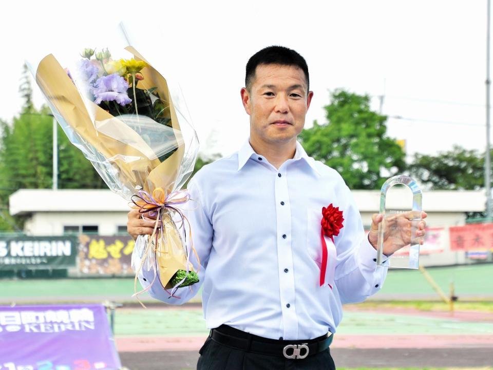 　通算５００勝を達成し、地元の向日町で表彰された川村晃司