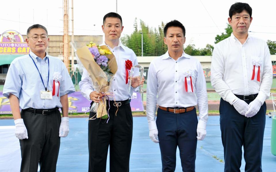 　通算５００勝を達成し、日本競輪選手会京都支部の武田哲二支部長（左から３人目）らに表彰された川村晃司（同２人目）