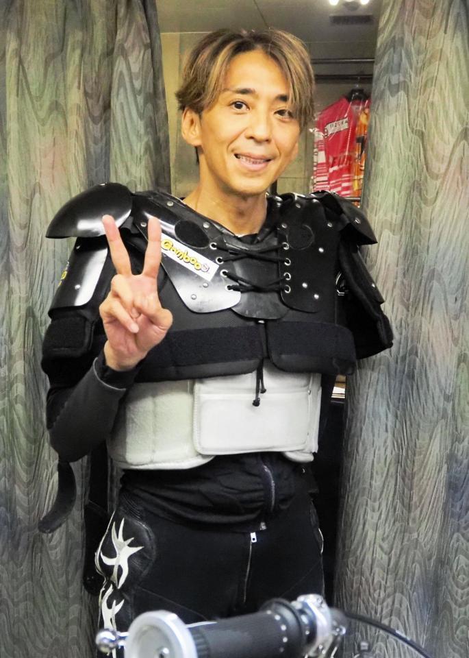 　準決勝戦を快勝し、３節連続で復帰後６回目の優出を決めＶサインの森且行