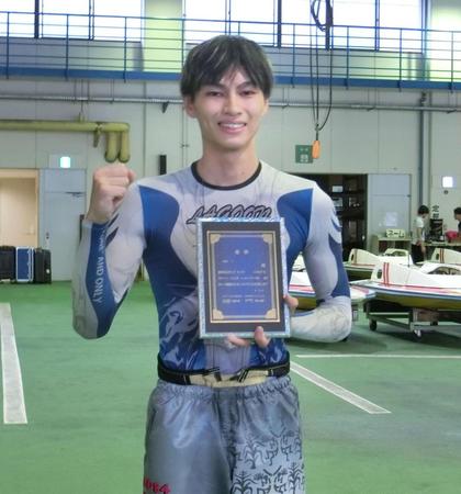 　優勝盾を手にガッツポーズの末永和也