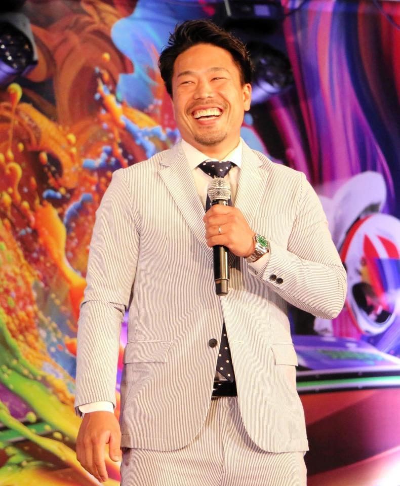 　トークショーで笑顔をみせる古性優作