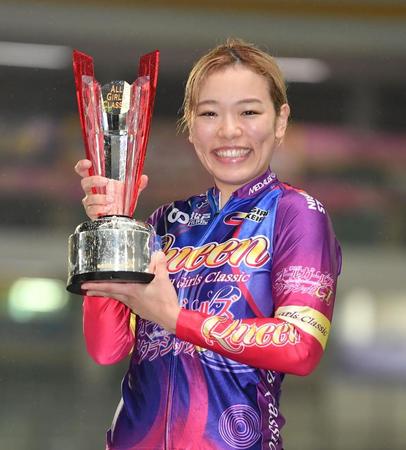 　優勝トロフィーを手に会心の笑みを浮かべる佐藤水菜（撮影・開出牧）