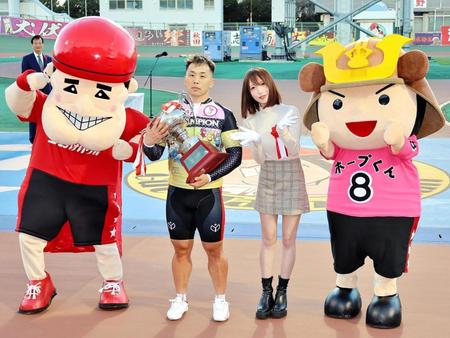 ガッツ玉ちゃん（左）、グラビアアイドルの清水あいり（左から３人目）、ホープくん（右）に祝福される清水裕友