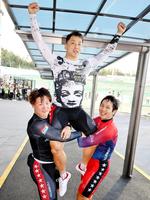 決勝戦２着の取鳥雄吾（左）、同３着の松浦悠士（右）に担ぎ上げられる優勝した清水裕友