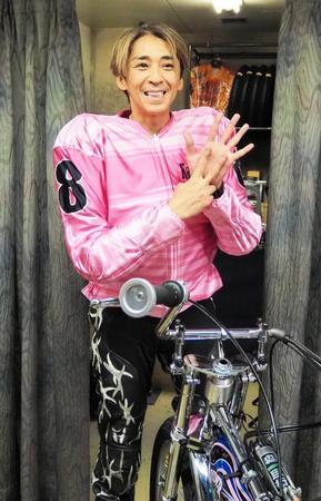 　通算７００勝を達成して満面に笑みの森且行