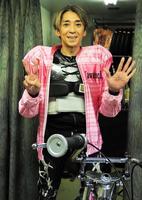 　「え？こんな格好も？」と２つ目の７００勝サインに応えた森且行