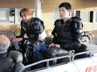 　オープンカーで表彰台に向かう森且行（左）