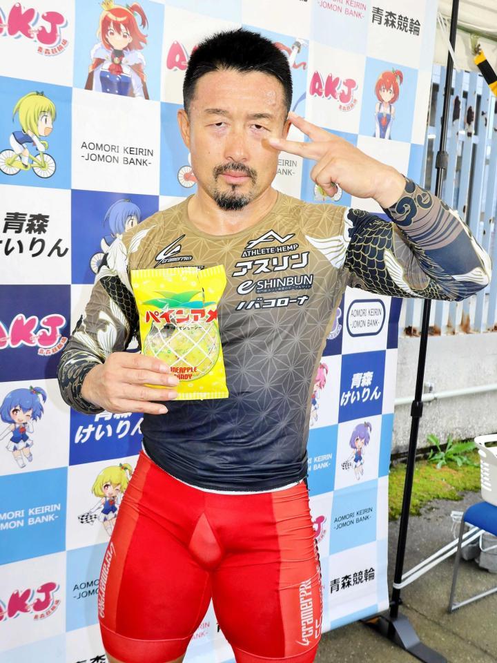 　パインアメを手にミエセスのギャルピースで決める佐藤慎太郎