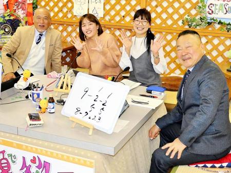 　ＹｏｕＴｕｂｅライブ出演中の白井美早子さん（左から２人目）