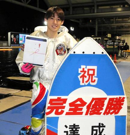 　１０戦１０勝の完全Ｖで今年初優勝を成し遂げた小池哲也