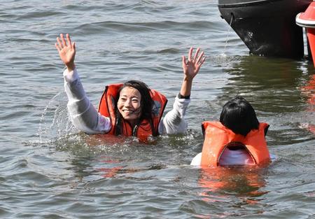 　ＳＧ初勝利を挙げ、水神祭で水に投げ込まれた浜田亜理沙。手前は夫の中田竜太