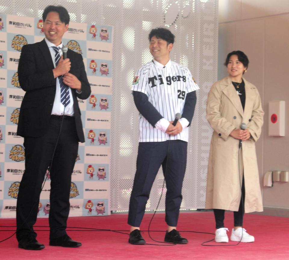 　岸和田競輪でトークショーを行った井川慶氏（左）