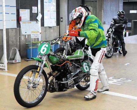 　１６００勝達成でロッカーに引き揚げてきた岩田行雄