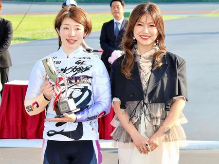 パールカップでＧ１初優勝を飾り、歌手の島谷ひとみ（右）に祝福される石井貴子