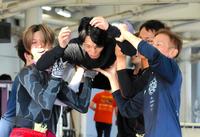 　水神祭の祝福を受ける高野哲史（中央）