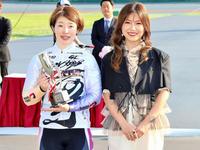 パールカップでＧ１初優勝を飾り、歌手の島谷ひとみ（右）に祝福される石井貴子