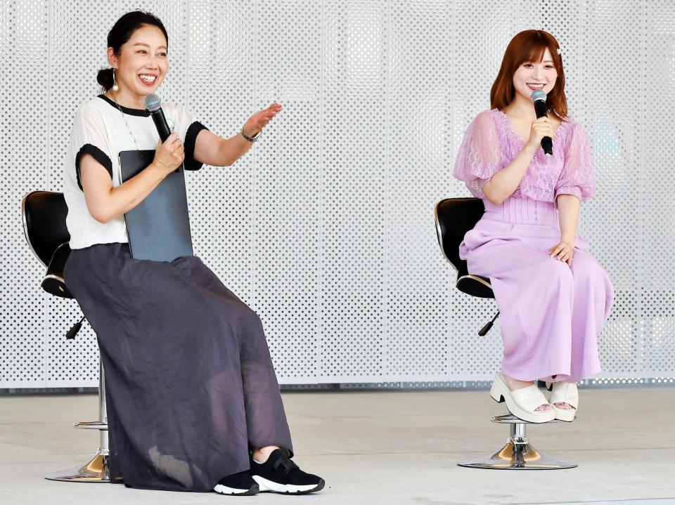 　トークショー出演中の成瀬心美（右）