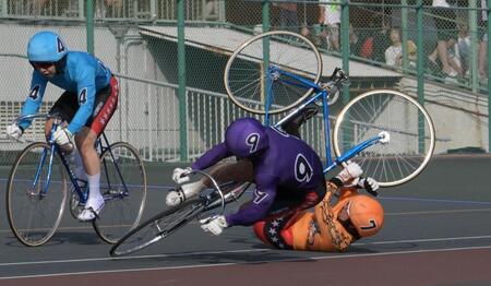 　１着でゴールした北井（中央⑨）と接触。落車しながらも３位入賞の古性（左⑦）＝撮影・金居みつよし