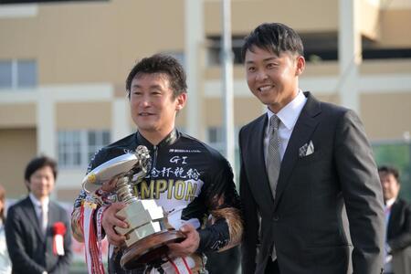 　表彰式で記念写真におさまる北井佑季と北島康介氏（撮影・金居みつよし）