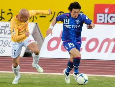 　Ｊリーガー時代の北井佑季（右、本人提供）