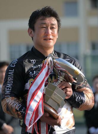 　悲願のＧ１初Ｖを飾り笑顔を見せる北井佑季（撮影・金居みつよし）