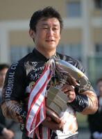 　悲願のＧ１初Ｖを飾り笑顔を見せる北井佑季（撮影・金居みつよし）