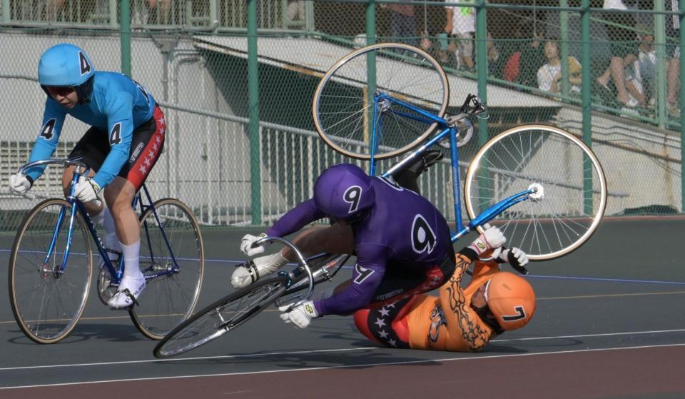 　１着でゴールした北井（中央⑨）と接触。落車しながらも３位入賞の古性（左⑦）＝撮影・金居みつよし