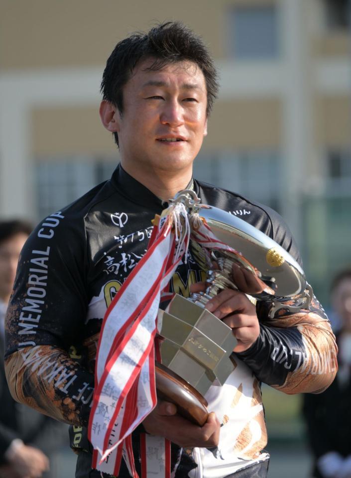 　悲願のＧ１初Ｖを飾り笑顔を見せる北井佑季（撮影・金居みつよし）