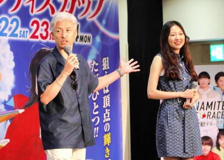 　トークショーで仲の良さをアピールする松井繁（左）と娘の朝海