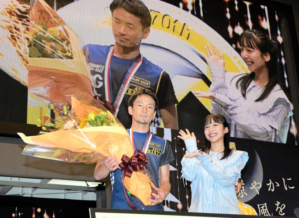 　優勝した馬場貴也に花束を贈呈し祝福する山之内すず（撮影・金居みつよし）