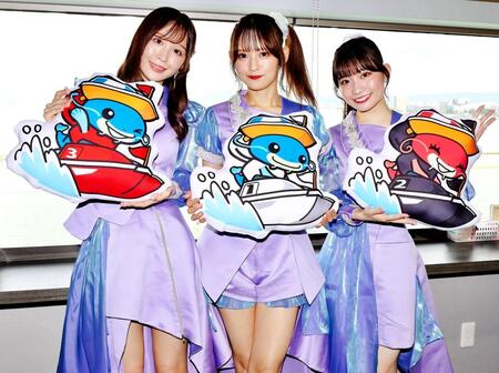 　びわこボートでライブを行ったエイアイカ（左から）怜伽、玲奈、千聖